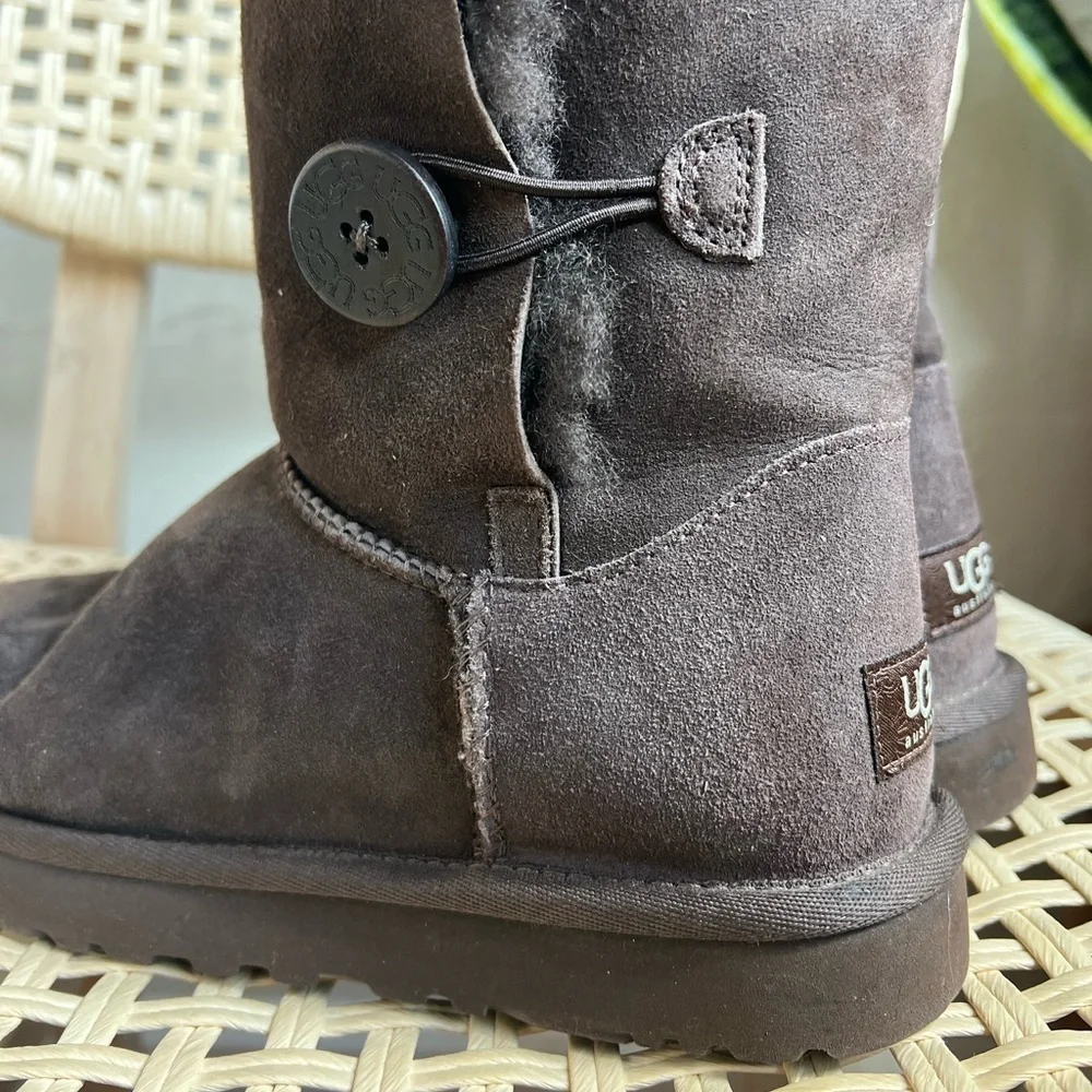 UGG Australia Bailey Button Boots Women’s 7 Brown Sheepskin Fur Lined Winter